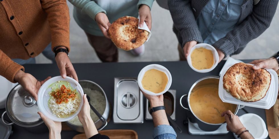 Essenausgabe in einer Gemeinschaftsunterkunft