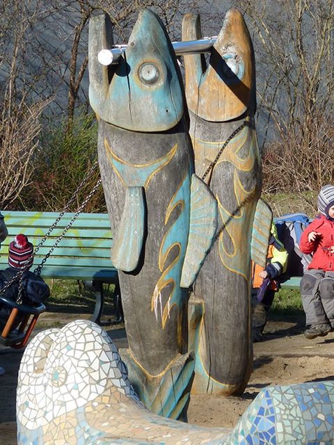 Die Mosaikskulptur „Singender Fisch“ am Eingang Tassostraße