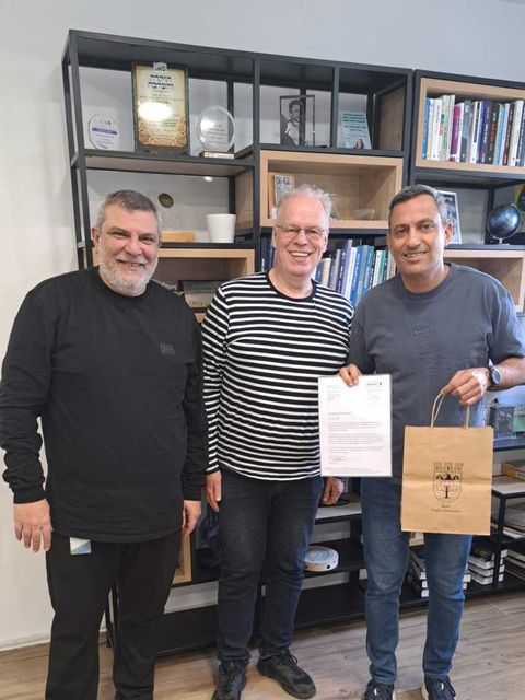 12. März 2026: Jan Kutscher (Mitte) überbringt Gastgeschenke für Bürgermeister Alon Davidi (rechts im Bild). Links im Bild der Assistent des Bürgermeisters, Eduard Amirgolov