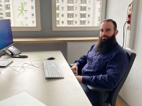 Foto von Bilal Faissal, dem IT-Sicherheitsbeauftragten im Bezirk Friedrichshsain-Kreuzberg