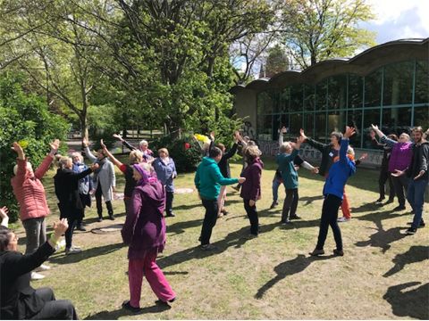 Lachyoga mit Stephanie Arzt und Elif Demir