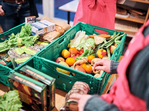 Kisten gefüllt mit Gemüse und Lebensmitteln