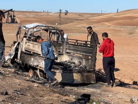 Dieses Bild zeigt das zerstörte Fahrzeug, bei dem die Zivilisten ums Leben kamen, die helfen wollten.