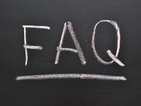 Mit Kreide geschriebene Abkürzung FAQ auf einer schwarzen Tafel