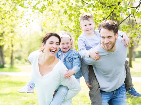 Eine glückliche vierköpfige Familie in der Natur