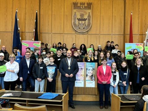 Teilnehmerinnen und Teilnehmer des Girls'- und Boys' Day, das Organisationsteam des Bezirksamtes Spandau, der Bezirksbürgermeister sowie die Bezirksstadträtinnen und der Bezirksstadtrat. (Bild: Bezirksamt Spandau)