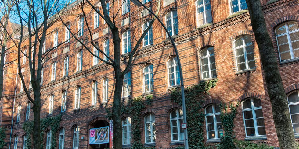 Die Fassade eines großen Backsteinhauses.