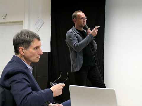 BzStR Cornelius Bechtler (vorn) und Oliver Wanske vom Fachbereich Stadtplanung des Bezirksamtes Pankow