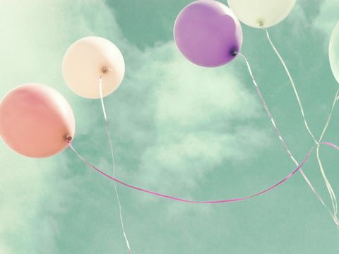 Bunten Luftballons steigen in den Himmel auf