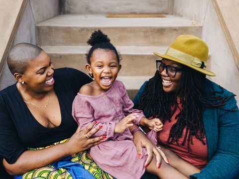 Zwei Frauen und ein kleines Mädchen