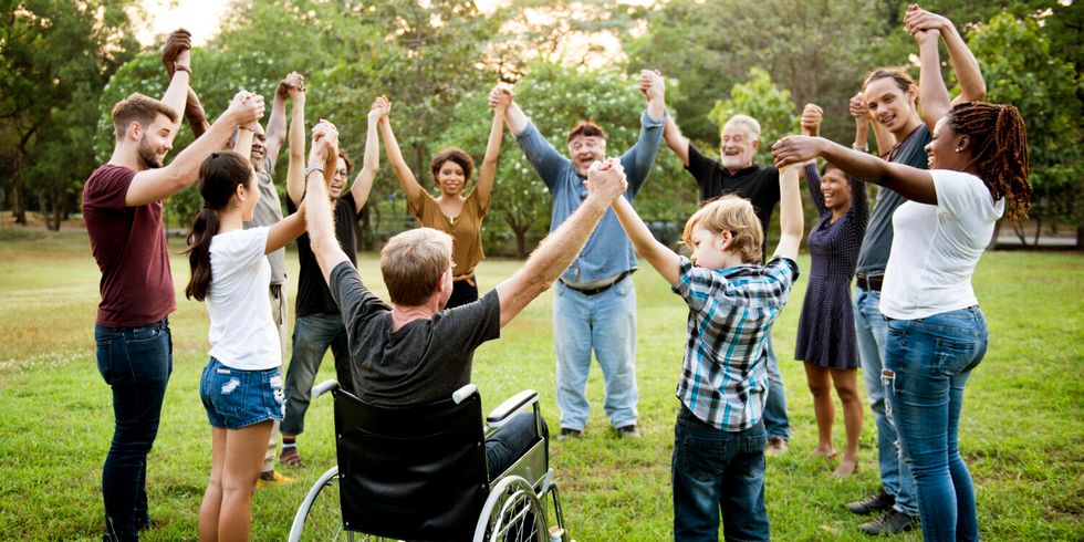 Gruppe von Menschen Hand in Hand zusammen im Park