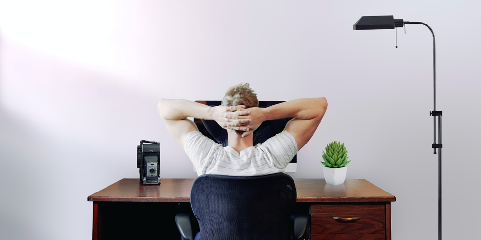 Ein Mann sitzt vor seinem Monitor am Schreibtisch und schlägt die Hände über dem Kopf zusammen.