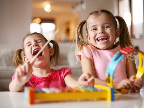 Zwei kleine Mädchen in der Musikschule