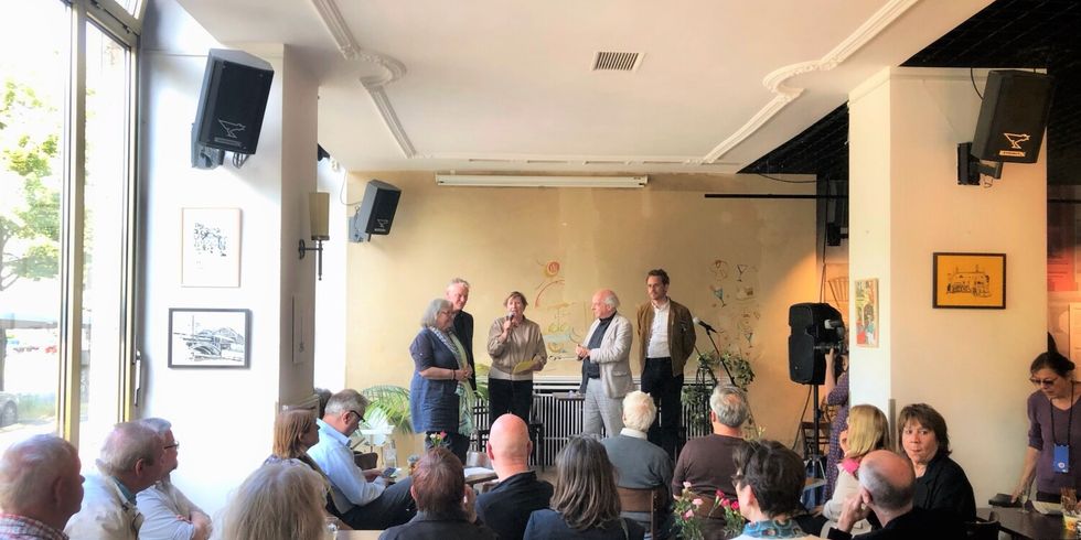 Angelika Zachau , stellv. Bezirksbürgermeister Oliver Nöll, Moderatorin Karin Baumert, Achim Bahr und Dr. Christoph Rauhut eröffnen gemeinsam die Vernissage (v.l.n.r.)