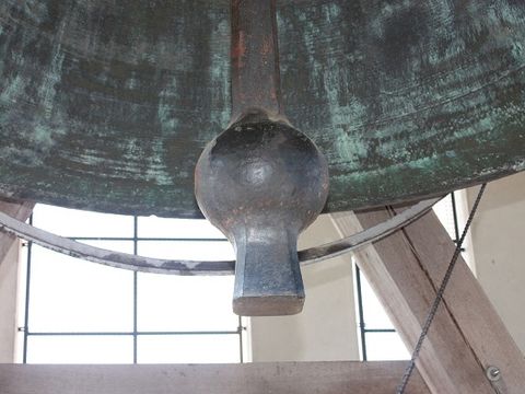 Der Klöppel einer großen Glocke