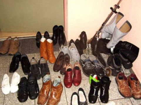 Schuhe vor der Eingangstür