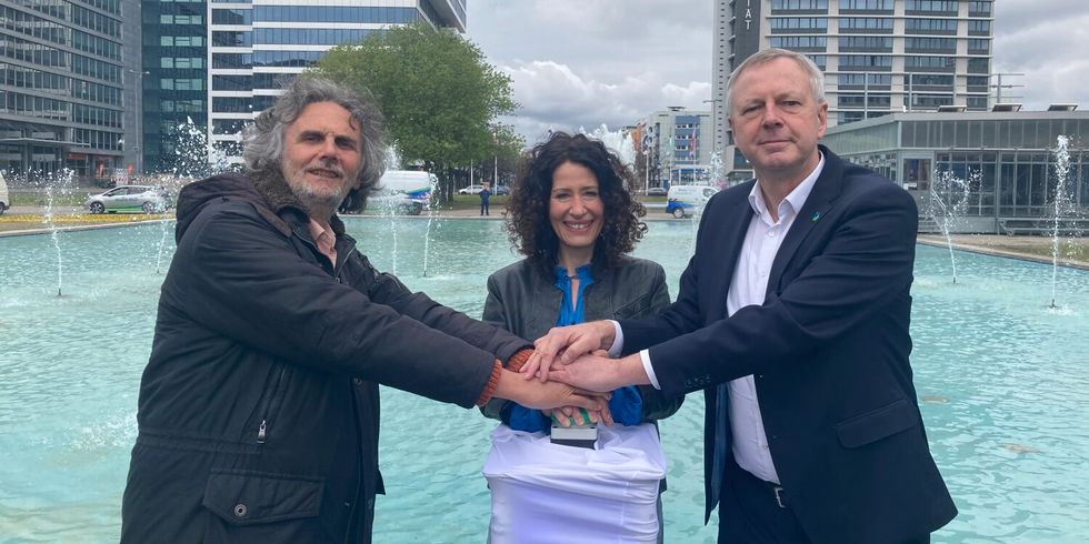 Umweltstadtrat Schruoffeneger, Umweltsenatorin Jarasch und Wasserbetriebe-Vorstandschef Frank Bruckmann eröffnen die Brunnensaison 2022 auf dem Ernst-Reuter-Platz.