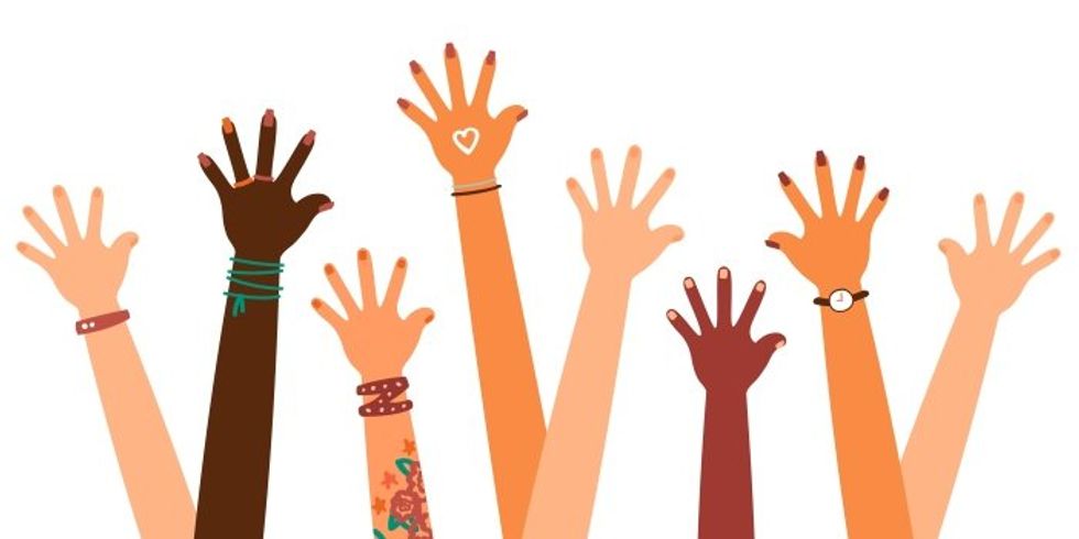 Erhobene Hände verschiedener Menschen