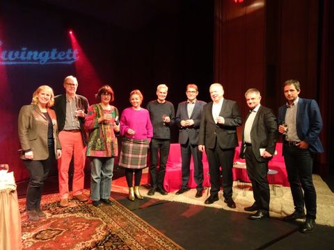 v.l.n.r.: Bezirkstadträtin Katrin Schultze-Berndt, Wilfried und Sue Schwerin von Krosigk, Simone Buchholz, Max Bentow, Laudator Elmar Krekeler, Preisträger Rainer Hunold, Helge Schätzel sowie der Moderator Uwe Madel vom rbb. (Bild: BA Reinickendorf)