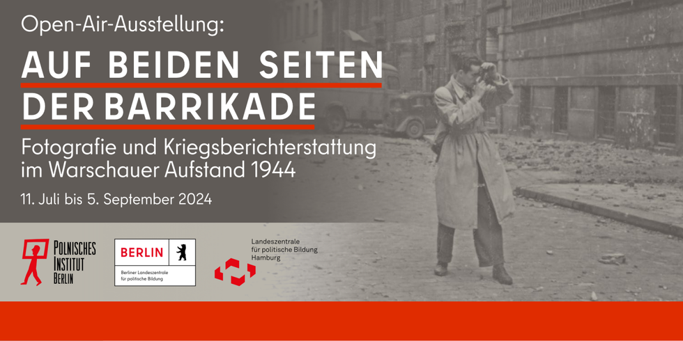 Schriftzug "Open-Air-Ausstellung - Auf beiden Seiten der Barriade - Fotografie und Kriegsberichterstattung im Warschauer Aufstanf 1944 - 11. Juli bis 5. September 2024" / Hintergrundbild: Fotograf bei der Arbeit in einer von Trümmerteilen ünersähten Straße / Logos: Polnisches Institut Berlin, Berliner Landeszentrale für politische Bildung, Landeszentrale für politische Bildung Hamburg