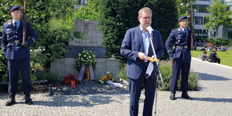 Bezirksbürgermeister Reinhard Naumann auf der Gedenkveranstaltung zum 20. Juli auf dem Steinplatz.
