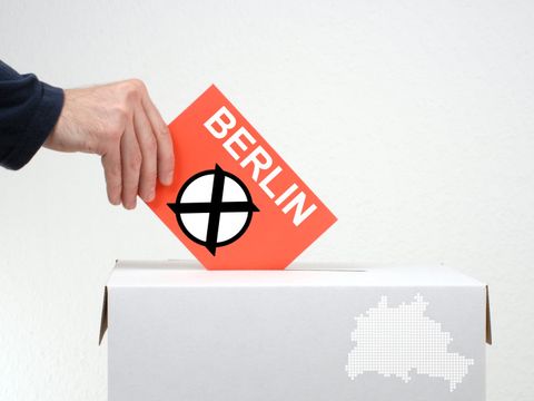Wahlurne und roten Umschlag
