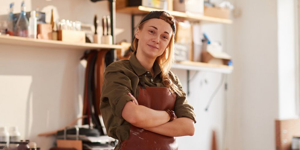 Junge Nachwuchskraft (Handwerk) in der Werkstatt