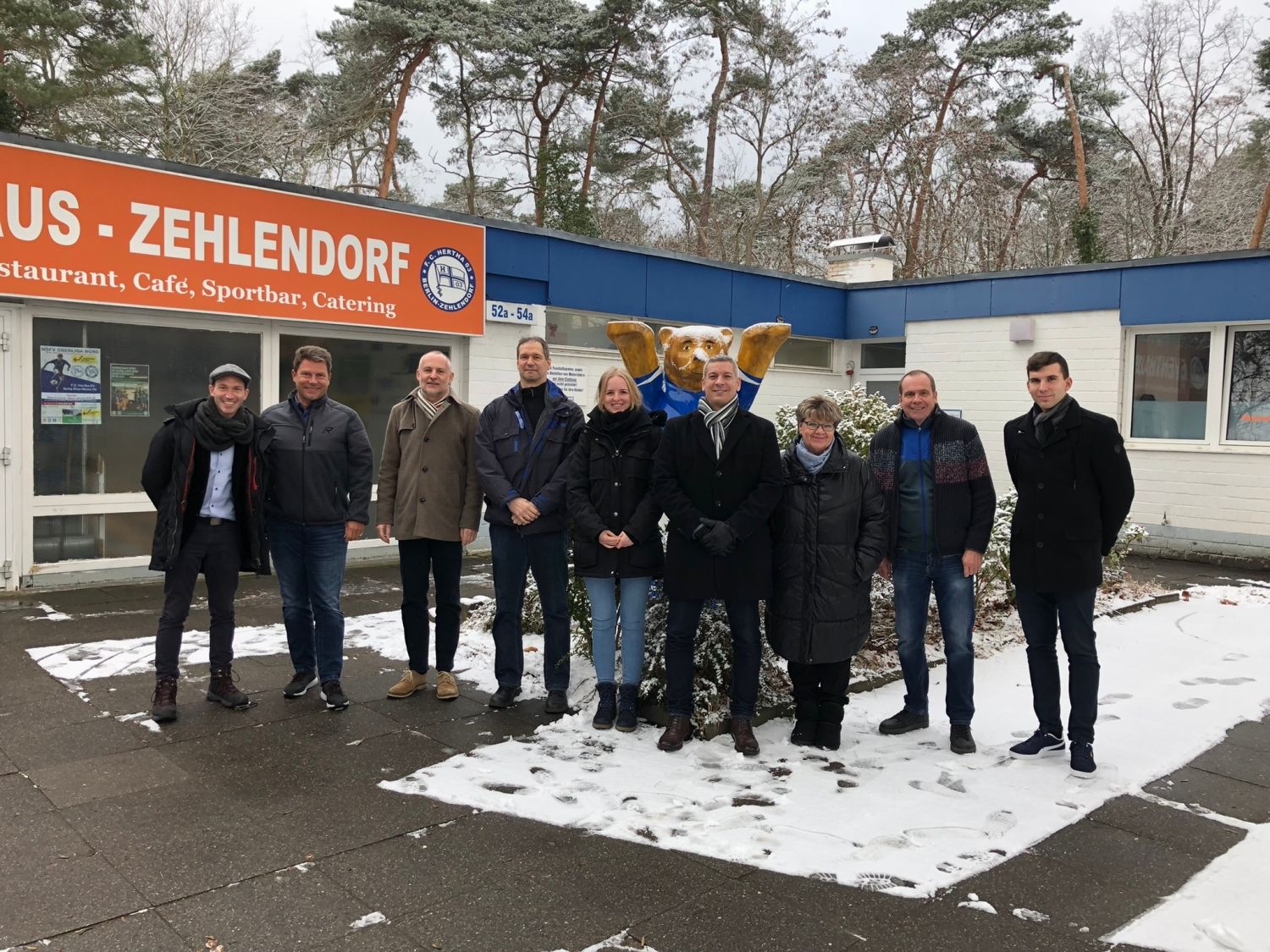 6. Februar 2023: Vor dem Otto-Höhne-Haus posieren Vertreter des Bezirks Zugló (Stadtverwaltung und gemeinnützige Zugló Sport GmbH), des Vereins Hertha 03 Zehlendorf und des Bezirksamts (Heike Götze, Fachbereichsleitung Sportamt, 3.v.r.; Gernot Mann, EU-Beauftragter, 2.v.l.; Christian Urlaub, Partnerschaftsbeauftragter.,3.v.l.)