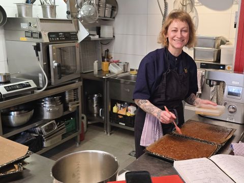 Sophia Hoffmann in der offenen Küche im Restaurant Happa