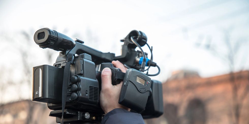 Kameramann dreht Video in einer Straße