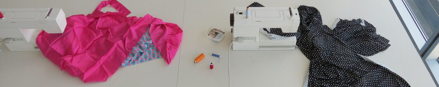 Utensilien zum Nähen im Kursraum der vhs