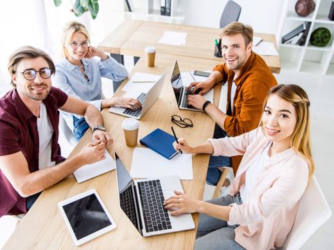Arbeitsgruppe am Tisch