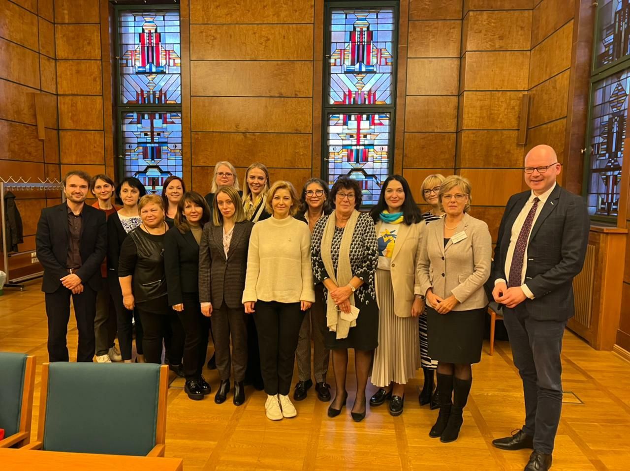 Gruppenbild mit Herren: Ukrainische Delegation u.a. mit Bezirksbürgermeisterin Schellenberg (5. von rechts), Bezirksstadtrat Richter (rechter Bildrand), Olga Pischel (6. von rechts)