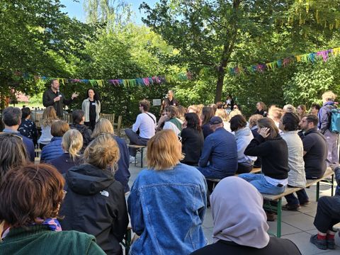 Lars Viehmeyer und Julia Lehmann berichten im Familiengarten des MGH Wassertor über die umfängliche Unterstützung und Förderung durch das Berliner Quartiersmanagement