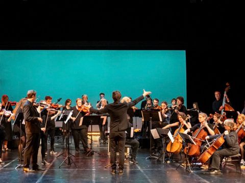 Orchester auf einer Bühne