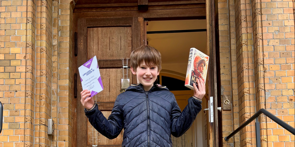 Vincent, Gewinner des Vorlesewettbwerbs, vor der Kapelle99, ist Schüler der 6. Klasse des Händel-Gymnasiums am Frankfurter Tor