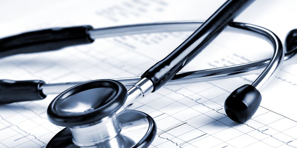 Stethoskop liegt auf einem EKG-Auszug