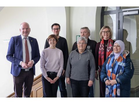 Stellvertretender Bezirksbürgermeister und Bezirksstadtrat für Soziales, Tim Richter und Ehrenamtliche (Bild: Bezirksamt Steglitz-Zehlendorf)