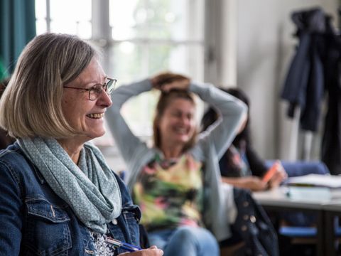 Teilnehmerinnen aus der Zusatzqualifizierung sind am lächeln