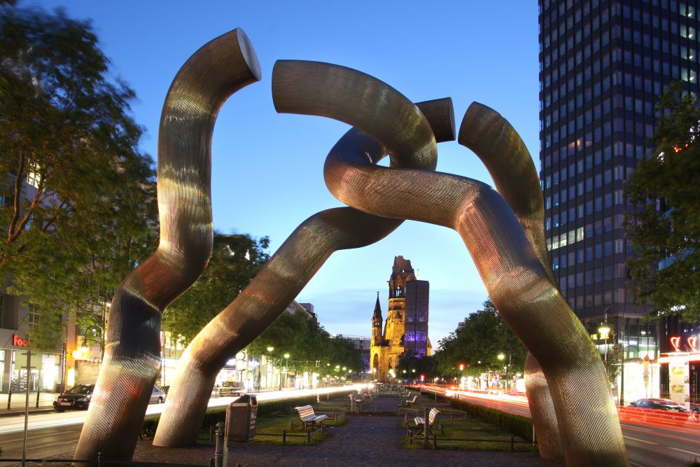 Tauentzienstraße mit Skulptur, im Hintergrund Gedächtniskirche
