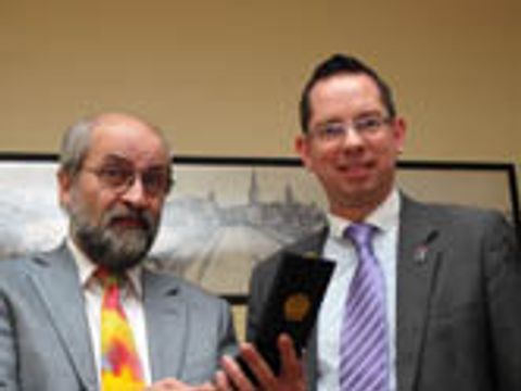 Bundesverdienstmedaille an Bernhard Schreiber (Bild: Ralf Drescher)