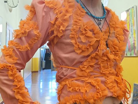 Modedesign II: Ein Kind mit selbstgenähtem Oberteil. (Bild: © Jugendkunstschule Pankow)