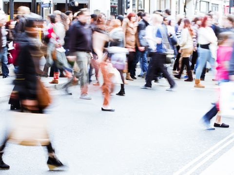 Fußgänger überqueren eine Straße