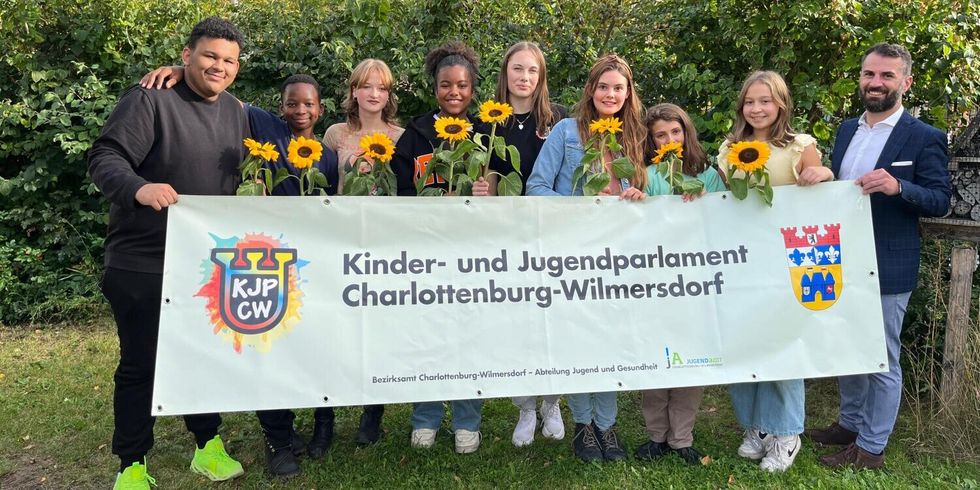 Neuer Vorstand für das Kinder- und Jugendparlament: v.l.: Keanu Schulz (Paula Fürst-Gemeinschaftsschule), David Adekunle (Jugendtreff Manna Westend), Lina Rothkegel (Goethe-Gymnasium), Pauline Aman (Jugendtreff Manna Westend), Luiza Podgorniak (Vorsitzende - Jugendfreizeiteinrichtung Plöner Straße), Ella Bieleke (Jugendfreizeiteinrichtung Plöner Straße), Connor Dähn (Reinfelder-Schule), Ximena Oliver Schmiedehausen (Joan-Miro-Grundschule) und Pietro Deligio (Leiter der Geschäftsstelle KJP).