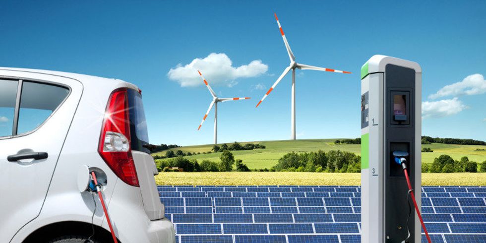 E-Car mit Solartankstelle und Windkraft