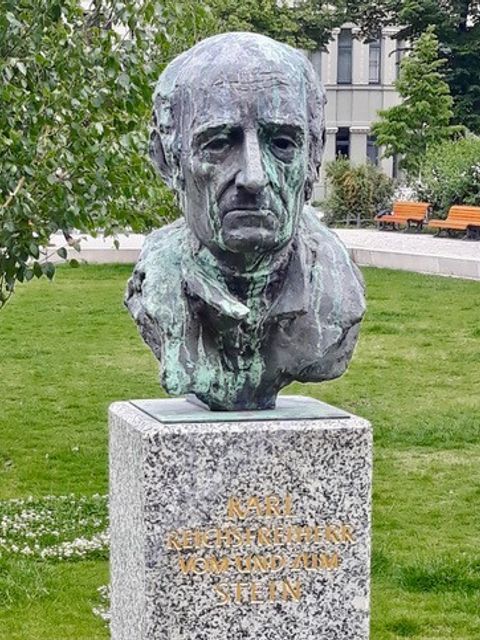 Steinplatz Büste
