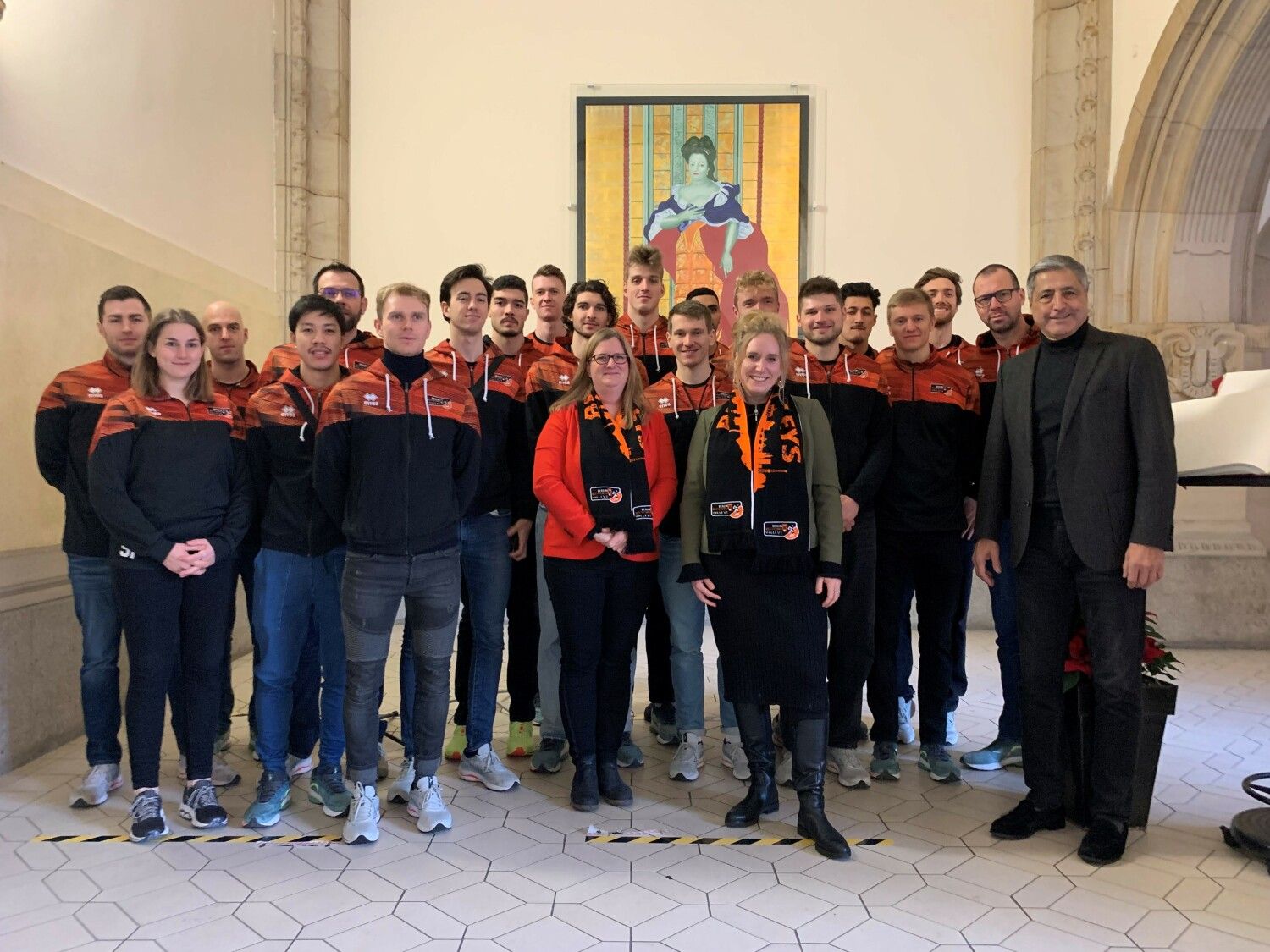 Mannschaftsfoto gemeinsam mit Bezirksbürgermeisterin Bauch und Sportstadträtin Schmitt-Schmelz