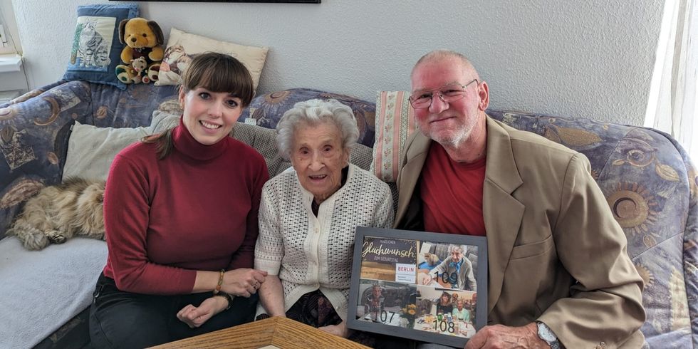 Bezirksstadträtin für Soziales, Gesundheit, Arbeit und Teilhabe Carolin Weingart gemeinsam mit dem Vorsitzenden der Sozialkommission 27 Niederschöneweide, Herrn Hartmut Gröpler, gratulieren Frau Oertel