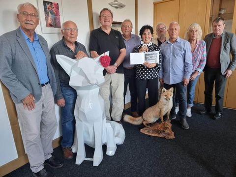 Bezirksbürgermeisterin Demirbüken-Wegner empfing die Fußballsenioren des FC Toby und bewunderte die Fotos aus der Jubiläumsbroschüre. (Bild: BA Rdf)