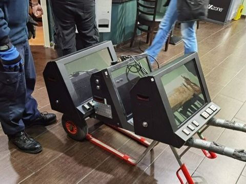 Abtransport von illegalen Automaten von den zuständigen Mitarbeiter*innen